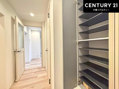 ���� �V���[�Y�{�b�N�X�t���Ȃ̂ŁA���ւ��Еt�����|�������₷���ł��I
�X�b�L���������ւŌ˂��J�����u�ԁA�������̂���S�n������Ԃ��o�}���Ă���܂��B