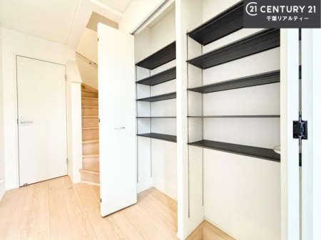 ���� �V���[�Y�{�b�N�X�t���Ȃ̂ŁA���ւ��Еt�����|�������₷���ł��I
�X�b�L���������ւŌ˂��J�����u�ԁA�������̂���S�n������Ԃ��o�}���Ă���܂��B