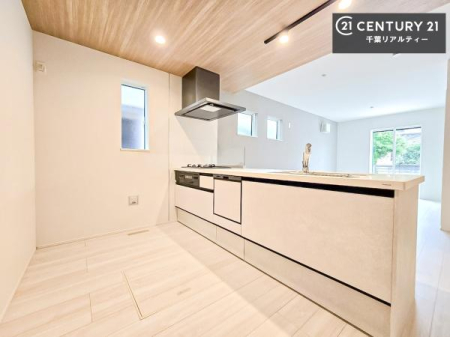 �L�b�`�� ��Ƃ肠�钲���X�y�[�X�ō�Ƃ����₷�����K�ȃL�b�`���ł��I
���q�l�ƈꏏ�ɂ��َq������y���߂�L�X�X�y�[�X�ł��B�y�����������ԂɂȂ肻���ł��ˁI