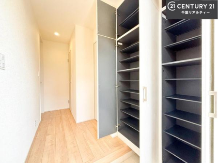 ���� �V���[�Y�{�b�N�X�t���Ȃ̂ŁA���ւ��Еt�����|�������₷���ł��I
�X�b�L���������ւŌ˂��J�����u�ԁA�������̂���S�n������Ԃ��o�}���Ă���܂��B