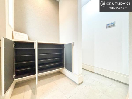 ���� �V���[�Y�{�b�N�X�t���Ȃ̂ŁA���ւ��Еt�����|�������₷���ł��I
�X�b�L���������ւŌ˂��J�����u�ԁA�������̂���S�n������Ԃ��o�}���Ă���܂��B