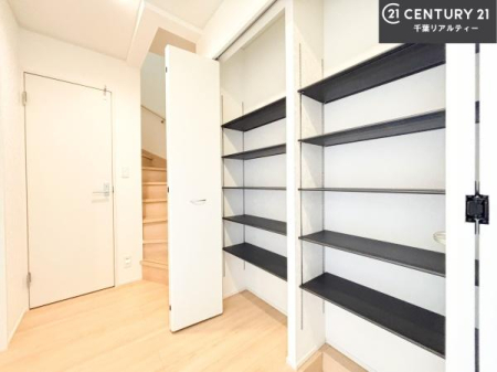 ���� �V���[�Y�{�b�N�X�t���Ȃ̂ŁA���ւ��Еt�����|�������₷���ł��I
�X�b�L���������ւŌ˂��J�����u�ԁA�������̂���S�n������Ԃ��o�}���Ă���܂��B
