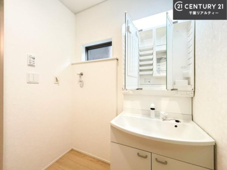 ���ʑ�E���ʏ� �O�ʋ��d�l�̐��ʉ��ϑ���̗p�B�������[�t���̂��߁A�h���C���[�≻�ϕi�Ȃǂ���������Еt�����܂��B���ʑ�܂����L���g���A�����̐g�x�x�����K�ɍs���܂��I
