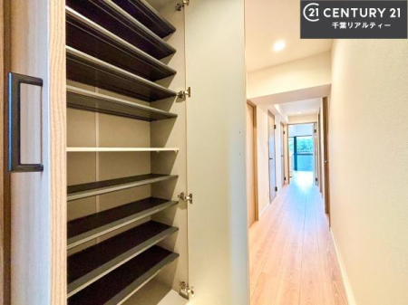 ���� �V���[�Y�{�b�N�X�t���Ȃ̂ŁA���ւ��Еt�����|�������₷���ł��I
�X�b�L���������ւŌ˂��J�����u�ԁA�������̂���S�n������Ԃ��o�}���Ă���܂��B