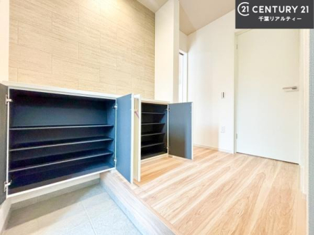 ���� �V���[�Y�{�b�N�X�t���Ȃ̂ŁA���ւ��Еt�����|�������₷���ł��I
�X�b�L���������ւŌ˂��J�����u�ԁA�������̂���S�n������Ԃ��o�}���Ă���܂��B