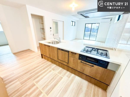 �L�b�`�� ��Ƃ肠�钲���X�y�[�X�ō�Ƃ����₷�����K�ȃL�b�`���ł��I
���q�l�ƈꏏ�ɂ��َq������y���߂�L�X�X�y�[�X�ł��B�y�����������ԂɂȂ肻���ł��ˁI