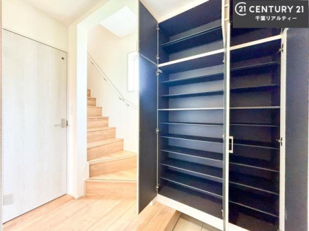 ���� �V���[�Y�{�b�N�X�t���Ȃ̂ŁA���ւ��Еt�����|�������₷���ł��I
�X�b�L���������ւŌ˂��J�����u�ԁA�������̂���S�n������Ԃ��o�}���Ă���܂��B