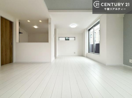 ���r���O �S�n�ǂ����r���O�͉Ƒ������R�ƏW�܂�܂��B�Ƒ��c�R�̎��Ԃ����������ł��B���Ƒ��ƁA����w�[���������Ԃ��߂��������ł��ˁB