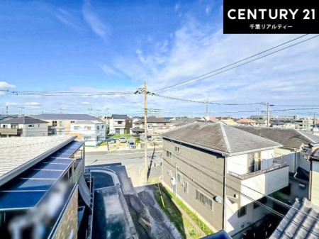 �Z�˂���̒��]�ʐ^ �����������Z��X�̌i�F��]�݂Ȃ���A���E����������m�ۂ��ꂽ���]�B�X���݂�g�߂Ɋ����A�������Ƃ����J�������y���߂܂��B