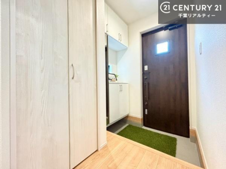 ���� ���ւ̃V���[�Y�{�b�N�X�́A���[�͗ǍD�ŌC���������萮���ł��邾���łȂ��A�㕔������I�Ƃ��Ċ��p�\�B���C�ɓ���̏�����O���[����u���΁A���q���}���邨�����ȋ�ԂɎd�オ��܂��I