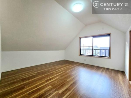 �q������ �L���Ɩ��邳�������3�K�̔[�ˁB���[�X�y�[�X�Ƃ��Ă͂������A���q�l�̂��������̋�ԂȂǁA���C�t�X�^�C���ɍ��킹�Ċ��p�ł��܂��B