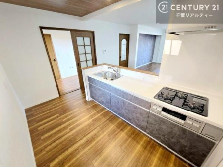 �L�b�`�� ��l�C�̑Ζʎ��V�X�e���L�b�`�����̗p���Ă��܂��I���Ƒ��̃R�~���j�P�[�V���������R�Ƒ�����݌v�ł��B
���q�l�ɂ��ڂ��͂��̂Ŋ������ł��ˁI�L�X�g���ĉ��K�ō�Ƃ��i�݂܂��B