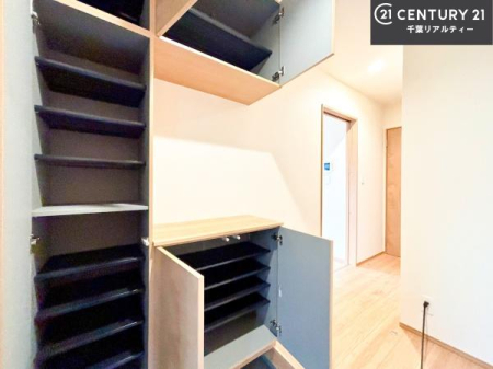 ���� �V���[�Y�{�b�N�X�t���Ȃ̂ŁA���ւ��Еt�����|�������₷���ł��I
�X�b�L���������ւŌ˂��J�����u�ԁA�������̂���S�n������Ԃ��o�}���Ă���܂��B