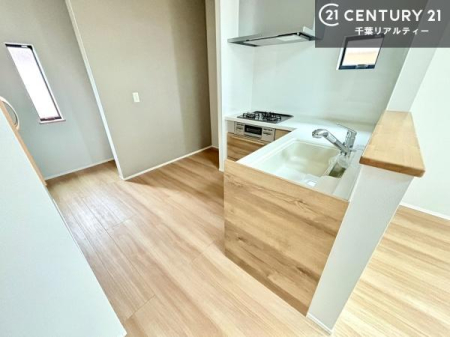 �L�b�`�� ��Ƃ肠�钲���X�y�[�X�ō�Ƃ����₷�����K�ȃL�b�`���ł��I
���q�l�ƈꏏ�ɂ��َq������y���߂�L�X�X�y�[�X�ł��B�y�����������ԂɂȂ肻���ł��ˁI