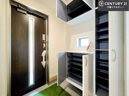 ���� �V���[�Y�{�b�N�X�t���Ȃ̂ŁA���ւ��Еt�����|�������₷���ł��I
�X�b�L���������ւŌ˂��J�����u�ԁA�������̂���S�n������Ԃ��o�}���Ă���܂��B
