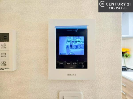 ���̑����� TV���j�^�[�t���C���^�[�z��������A�K��҂��f���Ŋm�F���Ă���Ή��ł��邽�߁A�h�Ɩʂ����S�ł��B���q�l�̂�����Ԏ��ɂ��S�����A���Ƒ��̈��S�E���S�ȕ�炵���T�|�[�g���܂��B