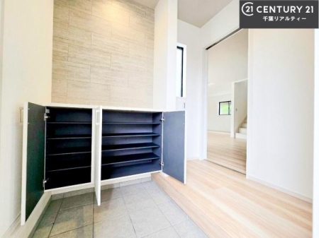 ���� �V���[�Y�{�b�N�X�t���Ȃ̂ŁA���ւ��Еt�����|�������₷���ł��I
�X�b�L���������ւŌ˂��J�����u�ԁA�������̂���S�n������Ԃ��o�}���Ă���܂��B