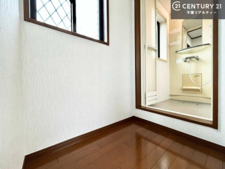 ���� 2�K�ɂ̓V�����[���[�����������܂��I�E�ߏ��ɂ͏������t���Ă���̂Ŋ��C���΂�����ł��܂��I