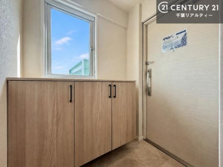 ���� ���ւ̃V���[�Y�{�b�N�X�́A���[�͗ǍD�ŌC���������萮���ł��邾���łȂ��A�㕔������I�Ƃ��Ċ��p�\�B���C�ɓ���̏�����O���[����u���΁A���q���}���邨�����ȋ�ԂɎd�オ��܂��I