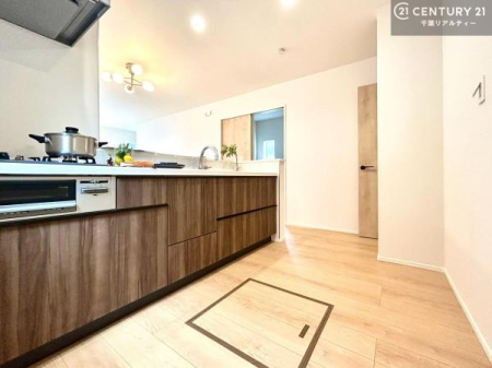 �L�b�`�� ��Ƃ����₷���V�X�e���L�b�`���ł��I���[���t���Ă���̂ŁA�����X�y�[�X�ɕ���u���Ȃ��čς݂܂��I
�L�X�g���āA���K�ɍ�Ƃ��ł��܂��I