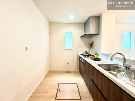 �L�b�`�� ��Ƃ肠�钲���X�y�[�X�ō�Ƃ����₷�����K�ȃL�b�`���ł��I
���q�l�ƈꏏ�ɂ��َq������y���߂�L�X�X�y�[�X�ł��B�y�����������ԂɂȂ肻���ł��ˁI