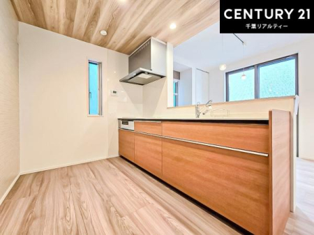 �L�b�`�� ��Ƃ肠�钲���X�y�[�X�ō�Ƃ����₷�����K�ȃL�b�`���ł��I
���q�l�ƈꏏ�ɂ��َq������y���߂�L�X�X�y�[�X�ł��B�y�����������ԂɂȂ肻���ł��ˁI