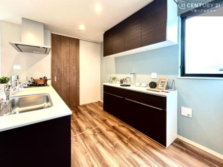 �L�b�`�� �J�b�v�{�[�h�t���̃L�b�`���B�H��⒲�����Ȃǂ�����������[�ł��A�L�b�`���܂������ꂢ�ɕۂ��₷���g������̗ǂ���Ԃł��B