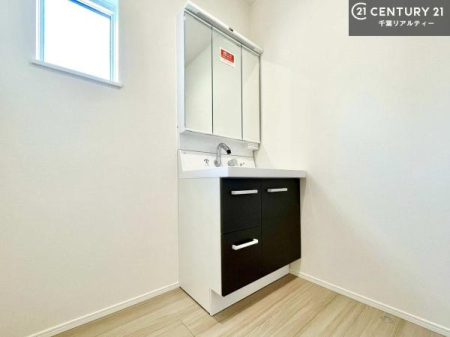 ���ʑ�E���ʏ� �O�ʋ��d�l�̐��ʉ��ϑ���̗p�B�������[�t���̂��߁A�h���C���[�≻�ϕi�Ȃǂ���������Еt�����܂��B���ʑ�܂����L���g���A�����̐g�x�x�����K�ɍs���܂��I
