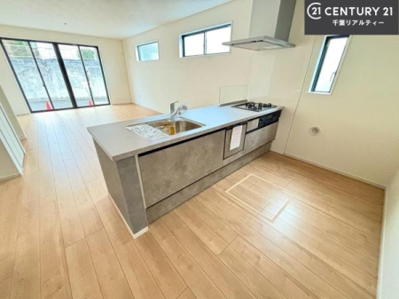 �L�b�`�� ��Ƃ肠�钲���X�y�[�X�ō�Ƃ����₷�����K�ȃL�b�`���ł��I
���q�l�ƈꏏ�ɂ��َq������y���߂�L�X�X�y�[�X�ł��B�y�����������ԂɂȂ肻���ł��ˁI