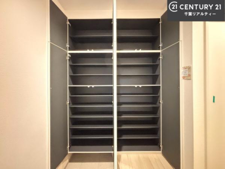 ���� �V���[�Y�{�b�N�X�t���Ȃ̂ŁA���ւ��Еt�����|�������₷���ł��I
�X�b�L���������ւŌ˂��J�����u�ԁA�������̂���S�n������Ԃ��o�}���Ă���܂��B