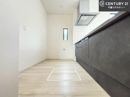 �L�b�`�� ��Ƃ肠�钲���X�y�[�X�ō�Ƃ����₷�����K�ȃL�b�`���ł��I
���q�l�ƈꏏ�ɂ��َq������y���߂�L�X�X�y�[�X�ł��B�y�����������ԂɂȂ肻���ł��ˁI