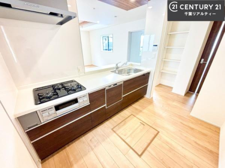 �L�b�`�� ��Ƃ肠�钲���X�y�[�X�ō�Ƃ����₷�����K�ȃL�b�`���ł��I
���q�l�ƈꏏ�ɂ��َq������y���߂�L�X�X�y�[�X�ł��B�y�����������ԂɂȂ肻���ł��ˁI