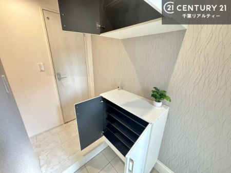 ���� ���ւ̃V���[�Y�{�b�N�X�́A���[�͗ǍD�ŌC���������萮���ł��邾���łȂ��A�㕔������I�Ƃ��Ċ��p�\�B���C�ɓ���̏�����O���[����u���΁A���q���}���邨�����ȋ�ԂɎd�オ��܂��I
