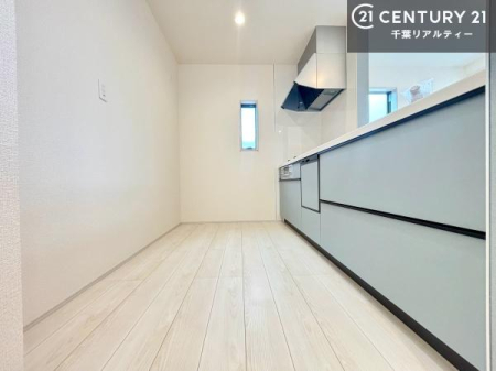 �L�b�`�� ��Ƃ肠�钲���X�y�[�X�ō�Ƃ����₷�����K�ȃL�b�`���ł��I
���q�l�ƈꏏ�ɂ��َq������y���߂�L�X�X�y�[�X�ł��B�y�����������ԂɂȂ肻���ł��ˁI
