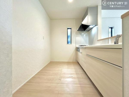 �L�b�`�� ��Ƃ肠�钲���X�y�[�X�ō�Ƃ����₷�����K�ȃL�b�`���ł��I
���q�l�ƈꏏ�ɂ��َq������y���߂�L�X�X�y�[�X�ł��B�y�����������ԂɂȂ肻���ł��ˁI