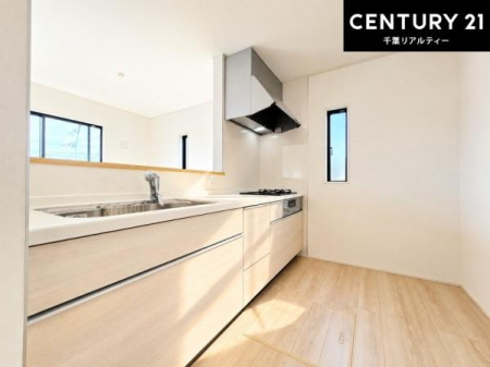 �L�b�`�� ��Ƃ�̂���L�b�`���X�y�[�X�́A�e�q�ŕ���ŗ������y���߂�L�������́B���[���[�����Ă���A��������H����������萮���ł��܂��B�������玩�R������荞�߂�A�g������ƐS�n�悳�����˔������L�b�`���ł��B