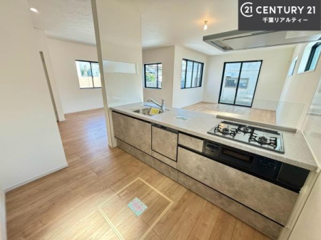 �L�b�`�� ��Ƃ肠�钲���X�y�[�X�ō�Ƃ����₷�����K�ȃL�b�`���ł��I
���q�l�ƈꏏ�ɂ��َq������y���߂�L�X�X�y�[�X�ł��B�y�����������ԂɂȂ肻���ł��ˁI