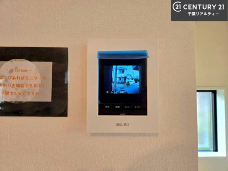���̑����� TV���j�^�[�t���C���^�[�z��������A�K��҂��f���Ŋm�F���Ă���Ή��ł��邽�߁A�h�Ɩʂ����S�ł��B���q�l�̂�����Ԏ��ɂ��S�����A���Ƒ��̈��S�E���S�ȕ�炵���T�|�[�g���܂��B