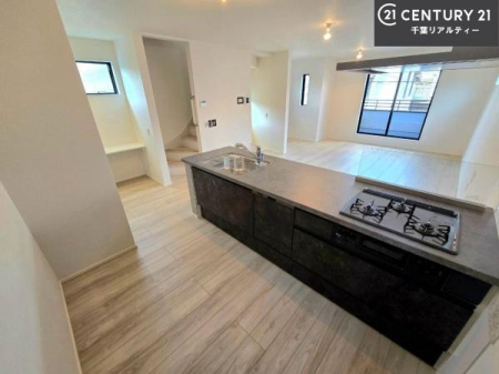 �L�b�`�� ��Ƃ肠�钲���X�y�[�X�ō�Ƃ����₷�����K�ȃL�b�`���ł��I
���q�l�ƈꏏ�ɂ��َq������y���߂�L�X�X�y�[�X�ł��B�y�����������ԂɂȂ肻���ł��ˁI