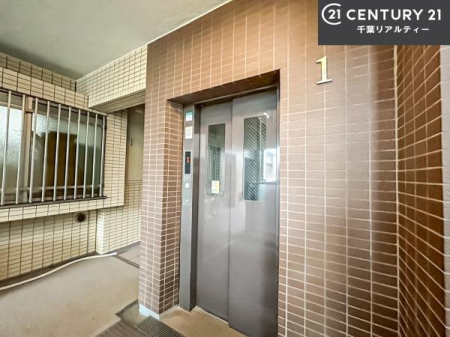 ���̑����p�� �G���x�[�^�[�����̃}���V�����ŁA�d���ו���x�r�[�J�[�̈ړ������K�B�����̐��������X���[�Y�ɂȂ�܂��B