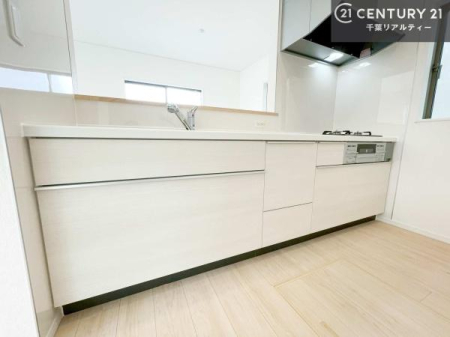 �L�b�`�� ��l�C�̑Ζʎ��V�X�e���L�b�`�����̗p���Ă��܂��I���Ƒ��̃R�~���j�P�[�V���������R�Ƒ�����݌v�ł��B
���q�l�ɂ��ڂ��͂��̂Ŋ������ł��ˁI�L�X�g���ĉ��K�ō�Ƃ��i�݂܂��B