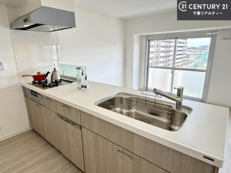 �L�b�`�� ��l�C�̑Ζʎ��V�X�e���L�b�`�����̗p���Ă��܂��I���Ƒ��̃R�~���j�P�[�V���������R�Ƒ�����݌v�ł��B
���q�l�ɂ��ڂ��͂��̂Ŋ������ł��ˁI�L�X�g���ĉ��K�ō�Ƃ��i�݂܂��B