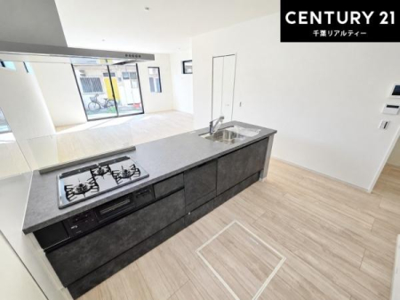 �L�b�`�� ��l�C�̑Ζʎ��V�X�e���L�b�`�����̗p���Ă��܂��I���Ƒ��̃R�~���j�P�[�V���������R�Ƒ�����݌v�ł��B
���q�l�ɂ��ڂ��͂��̂Ŋ������ł��ˁI�L�X�g���ĉ��K�ō�Ƃ��i�݂܂��B
