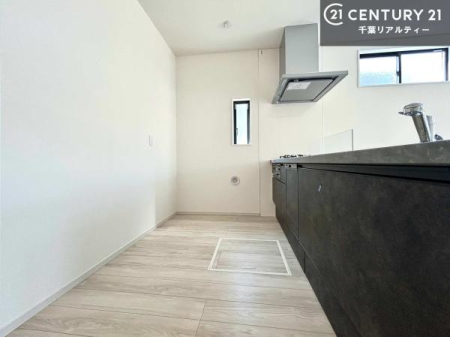 �L�b�`�� ��Ƃ����₷���V�X�e���L�b�`���ł��I���[���t���Ă���̂ŁA�����X�y�[�X�ɕ���u���Ȃ��čς݂܂��I
�L�X�g���āA���K�ɍ�Ƃ��ł��܂��I