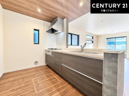 �L�b�`�� ��Ƃ肠�钲���X�y�[�X�ō�Ƃ����₷�����K�ȃL�b�`���ł��I
���q�l�ƈꏏ�ɂ��َq������y���߂�L�X�X�y�[�X�ł��B�y�����������ԂɂȂ肻���ł��ˁI