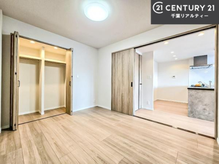 �m�� ���r���O�ɗאڂ����m���͉Ƒ��̃��C�t�X�^�C���ɍ��킹�ď_��Ɏg����֗��ȋ�ԁB�����J����΃��r���O�ƈ�̊��̂���L�X�Ƃ�����ԂɁA�߂�Η��q�p�̌��⃏�[�N�X�y�[�X�A�L�b�Y���[���Ƃ��Ă����􂵂܂��B