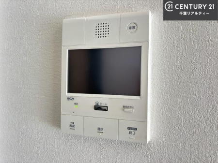 ���̑����� TV���j�^�[�t���C���^�[�z��������A�K��҂��f���Ŋm�F���Ă���Ή��ł��邽�߁A�h�Ɩʂ����S�ł��B���q�l�̂�����Ԏ��ɂ��S�����A���Ƒ��̈��S�E���S�ȕ�炵���T�|�[�g���܂��B