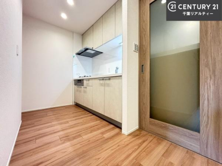 �L�b�`�� ���[�͂̍����V�X�e���L�b�`���ŁA��������H�����������Еt���A�L�X�Ƃ�����Ԃŉ��K�ɗ������y���߂܂��B
