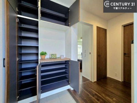 ���� �V���[�Y�{�b�N�X�t���Ȃ̂ŁA���ւ��Еt�����|�������₷���ł��I
�X�b�L���������ւŌ˂��J�����u�ԁA�������̂���S�n������Ԃ��o�}���Ă���܂��B