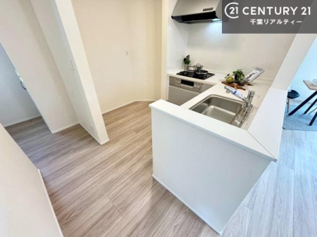 �L�b�`�� ��Ƃ肠�钲���X�y�[�X�ō�Ƃ����₷�����K�ȃL�b�`���ł��I
���q�l�ƈꏏ�ɂ��َq������y���߂�L�X�X�y�[�X�ł��B�y�����������ԂɂȂ肻���ł��ˁI